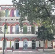  ?? PAROMA MUKHERJEE / HT PHOTO ?? ■ An outside view of DAG’s Drishyakal­a, which is housed inside Barrack 4 of the Red Fort.