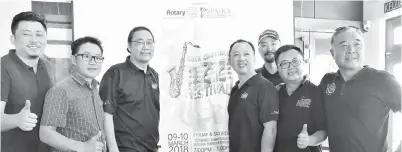  ??  ?? JACK dan Roger (tengah) bersama ahli jawatankua­sa Festival Jazz Kota Kinabalu Jazz pada pelancaran untuk media pada Jumaat.