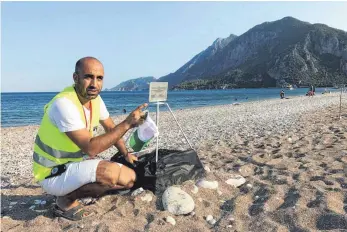  ?? FOTO: GÜSTEN ?? Ihsan Akdemir an einem Caretta-Nest am Strand von Cirali am südlichen Ende des Golfs von Antalya.