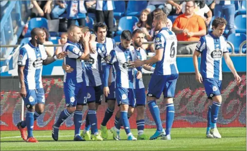  ??  ?? EL 1-0. Andone es felicitado por sus compañeros tras marcar el primer gol del partido, cuando sólo se habían disputado cuatro minutos.