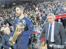  ?? FOTO: PEP MORATA ?? Navarro, portando la Copa del Rey que el Barça ofreció a su afición