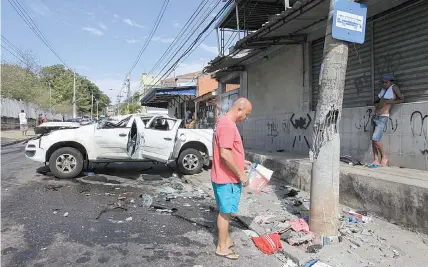  ?? MAÍRA COELHO ?? O veículo vinha em alta velocidade e bateu com violência no poste, na Pavuna, atingindo a idosa que levava a neta ao ponto de ônibus