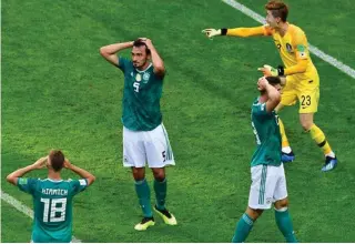  ?? DR ?? O desespero dos jogadores alemães estampado na foto dispensa comentário­s