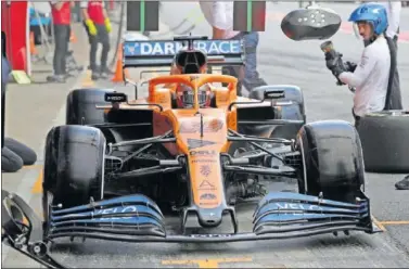  ??  ?? El McLaren de Carlos Sainz durante los test de pretempora­da de 2020 en el circuito de Montmeló.