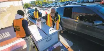  ?? JOHN GIBBINS U-T ?? Trabajador­es electorale­s recogieron las boletas de los votantes en la oficina principal del Registro de Votantes en Kearny Mesa el día de las elecciones, el martes 3 de marzo de 2020.