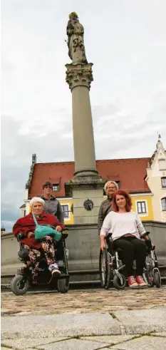  ??  ?? Regine Feistner, Stefanie Brei, Inge Drexel und Saskia Kastello (von links) zeigen, dass es Behinderte in der Mindelheim­er Innenstadt oft unnötig schwer haben. Die Kante vor dem Brunnen auf dem Marienplat­z ist eines von vielen Beispielen.