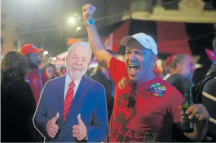  ?? AFP ?? Todo OK. Una figura del ex presidente de Brasil, Lula da Silva, en las calles de Río de Janeiro.