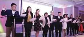  ??  ?? Sen. Juan Miguel Zubiri leads the 2018 PANA Officers and Board of Directors in reciting their oath of office.