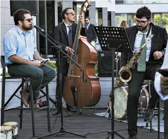  ??  ?? Cool jazz e bossa-nova juntaram-se ao que muitos dos presentes chamaram “festa dos vinhos nacionais”. A banda, que ajudou a criar um ambiente festivo, foi das últimas convidadas a arredar pé do evento realizado ao final da tarde numa esplanada virada para o Tejo.