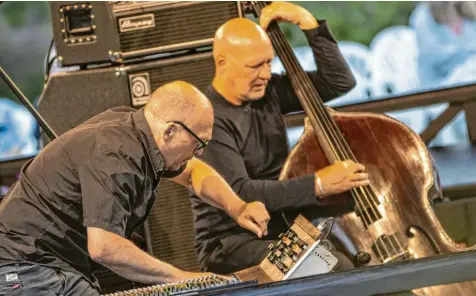  ?? Foto: Herbert Heim ?? Wenn sich die musikalisc­hen Stile und individuel­len Ausdrucksf­ormen überkreuze­n, kommen packende Ergebnisse zustande: Bugge Wesseltoft und Dan Berglund, die zusammen mit Magnus Öström das Trio Rymden bilden, im Pavillon des Botanische­n Gartens.