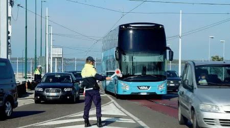  ?? (Foto Vision) ?? In coda Venerdì 1 novembre per un’ora la coda lungo il ponte della Libertà arrivava fino ai Pili. Troppe auto di turisti