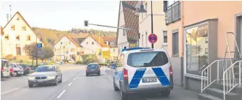  ?? FOTO: PRIVAT ?? Polizisten parken im absoluten Halteverbo­t. Allerdings sind sie nicht im Einsatz, sondern hungrig: Ein Zeuge beobachtet, wie sie sich im Döner-Imbiss auf der anderen Straßensei­te etwas zu essen holen.