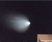  ?? EDDY HARTENSTEI­N, AP ?? A light from a navy unarmed missile streaks across the evening sky over Thousand Oaks, Calif., on Saturday.