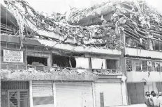  ??  ?? El edificio de la famosa fábrica de costureras sobre calzada de Tlalpan lucía derrumbado luego del sismo de aquel septiembre de 1985 a las 07:19 a.m.