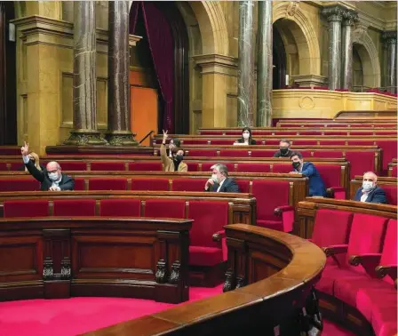  ??  ?? El Parlament, durante una sesión plenaria celebrada en la última legislatur­a