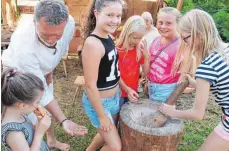  ?? FOTOS: JÜRGEN BLANKENHOR­N ?? Für Kinder war allerhand geboten.