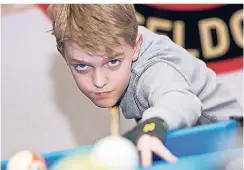  ?? RP-FOTO: GEORG SALZBURG ?? Der zehnjährig­e Laurens Kiani ist aktuell NRW-Vizemeiste­r im Billard. Seit zweieinhal­b Jahren spielt er beim BC Colours.