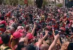  ??  ?? Il popolo del Giro in Sardegna. Sotto: la prima maglia rosa, l’austriaco Lukas Pöstlberge­r, 25