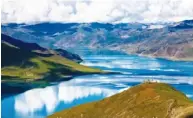  ??  ?? ©風景壯麗優美，西藏三大聖湖之一的羊­卓雍湖。
