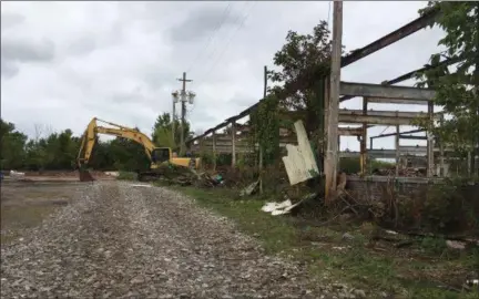  ?? RICHARD PAYERCHIN — THE MORNING JOURNAL ?? An excavator stands next to the steel structure of the building on the Stoveworks site, 1200 Long Ave. in Lorain, on Sept. 10. The city of Lorain is overseeing the demolition and cleanup of the site.