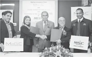  ??  ?? Norita (second left) shakes hands with Liew at the MoU signing ceremony. Len Talif is in the middle.