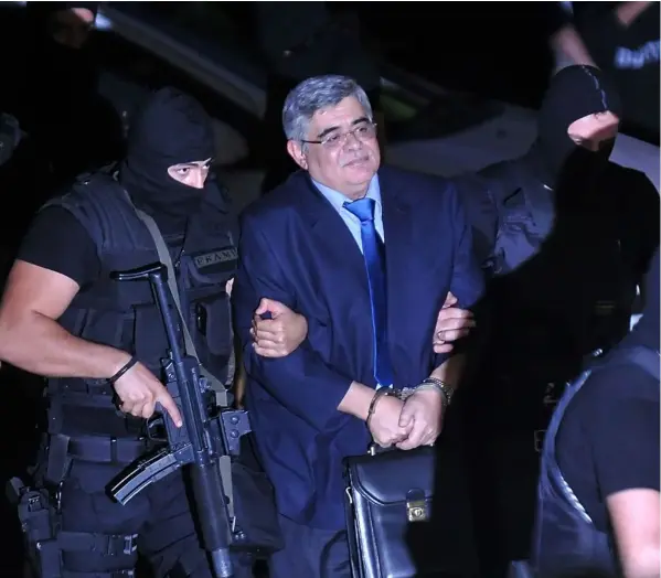  ?? Foto AFP ?? Nikos Michalolia­kos, líder del grupo Aurora Dorada, durante su detención en el 2013.