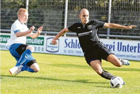  ?? Foto: Christoph Lotter ?? Griesbecke­rzells Thomas Brunner (links) kommt gegen den Rehlinger Kevin Seifert zu spät. Der SCG verspielte gestern eine 3:1 Führung.