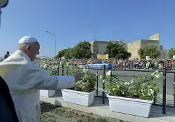  ??  ?? Nel 2018 Nella foto a sinistra un momento della visita che Papa Francesco ha svolto a Bari lo scorso anno