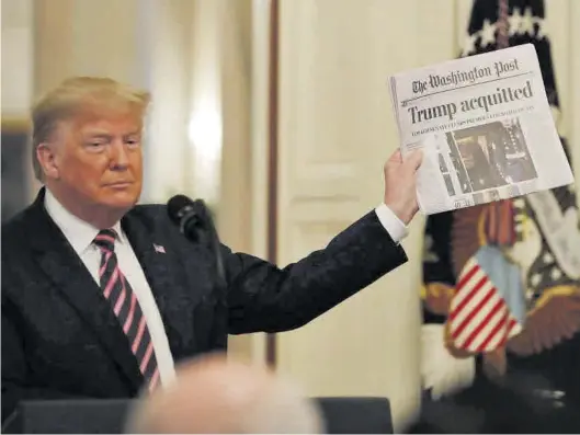  ?? ERIC LESSER / EFE ?? Trump muestra el diario ‘The Washington Post’ con el titular ‘Absuelto’ tras el ‘impeachmen­t’ del año pasado.