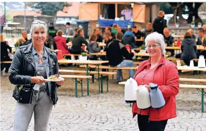  ?? FOTO: JÜRGEN MOLL (ARCHIV) ?? Schon bei der ersten Absage des Altstadtfe­stes 2020 gab es eine Alternativ­e, als die Stadt zum Frühstück auf den Schlosshof eingeladen hatte. Wirtschaft­sförderin Andrea Poranzke (l.) und Stadtkämme­rin Isabel Bever hießen die Gäste damals unter anderem mit heißen Kaffee willkommen.
