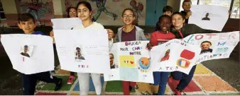  ??  ?? Les candidats à l’élection municipale des jeunes de l’école Crabalona ont achevé leurs affiches et s’attellent à travailler le discours qu’ils présentero­nt à leurs camarades lundi. (Ph. Patrice Lapoirie)