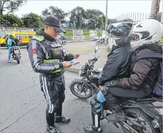  ?? RENÉ FRAGA / EXPRESO ?? Revisión. Agentes de Tránsito efectuaron operativos de control de motos, conductore­s y acompañant­es.