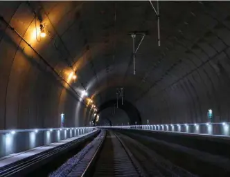  ?? FOTO: TRINE K. BRATLIE EVENSEN ?? Kleivertun­nelen, en av flere nye tunneler i Farriseide­t - Porsgrunn-prosjektet på Vestfoldba­nen. I tunnelene er det montert håndløpere og integrert i håndløpere­n er det en LEDlampe for hver 2,4 meter. Halvparten av lampene lyser til enhvertid og alle...