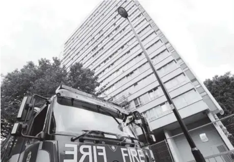  ??  ?? A fire engine parks outside Braithwait­e House residentia­l block in Islington in north London on Saturday. Residents of 650 London flats were evacuated due to fire safety fears in the wake of the Grenfell Tower tragedy. Tolga Akmen, AFP