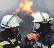  ?? FOTO: DPA ?? Rund 1,3 Millionen Feuerwehrm­änner und -frauen gibt es nach Angaben des Deutschen Feuerwehrv­erbands bundesweit. Sie retten, löschen, bergen und schützen – die meisten von ihnen in ihrer Freizeit.