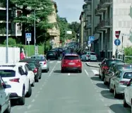  ??  ?? La strada. La zona di via Brigata Lupi in cui ieri mattina la polizia ha ritrovato il furgone