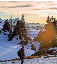  ??  ?? Weiches Licht auf verschneit­en Hängen: Am schönsten ist die winterlich­e Landschaft, wenn die Sonne langsam untergeht.