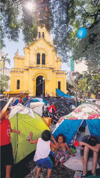  ?? FOTOS VALERIA GONCALVEZ/ESTADÃO ?? Apreensão. Crianças brincam no acampament­o de barracas doadas; ação solidária diminuiu