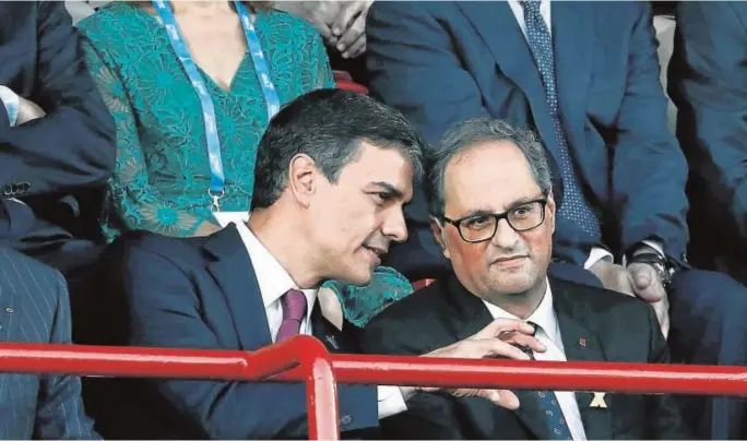  ?? EFE ?? Sánchez conversa con Torra, en presencia de Su Majestad el Rey