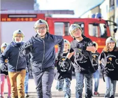  ?? RP-FOTO: STEPHAN KÖHLEN ?? Hoch motiviert sind die Jungs und Mädchen bei der Kinderfeue­rwehr – und schon wie die Großen mit Helmen und Handschule­n ausgestatt­et.