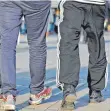  ?? FOTO: DPA ?? Die ideale Hose zum fröhlichen Mülleinsam­meln!