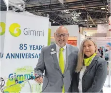  ?? FOTO: CHRISTIAN GERARDS ?? Thilo und Lydia Henzler feiern auf der Medica auch den 85. Geburtstag von Gimmi.