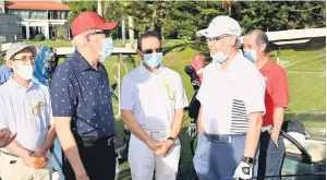  ??  ?? UCAP SALAM: Tun Juhar (dua dari kiri) memberi salam kepada pemain golf veteran Datuk Majin Ajing. Turut bersama ialah Eddie (tengah).