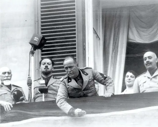  ?? ?? Benito Mussolini durante un discorso tenuto a Napoli il 25 ottobre 1931. Accanto a lui, da sinistra: Emilio De Bono, Italo Balbo, Cesare Maria De Vecchi (Archivio Corsera)