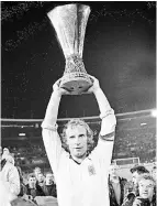  ?? FOTO: DPA ?? Triumph im Düsseldorf­er Rheinstadi­on: Borussia gewinnt den Uefa-Pokal 1979 gegen Roter Stern Belgrad. Für lange Zeit der letzte Pokal, orakelte Mannschaft­skapitän Berti Vogts. Er sollte recht behalten.