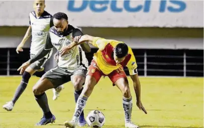  ?? ARCHIVO ?? kEl brasileño Leonai Souza, de Barcelona SC, en uno de los partidos por la primera etapa de la LigaPro ante Aucas.