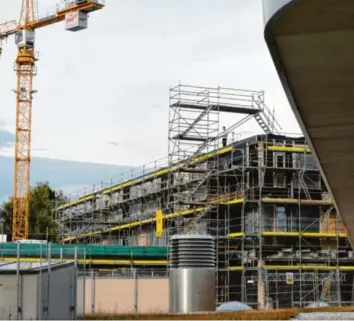  ?? Foto: Marcus Merk ?? Hinter dem dichten Geflecht aus Baugerüste­n wird an der neuen Mittelschu­le in Gersthofen weiter gebaut. Im Inneren werden derzeit sogar Stellwände errichtet. GERSTHOFEN