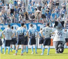  ?? FOTO: IMAGO ?? Die Spieler der Stuttgarte­r Kickers mussten sich in dieser Spielzeit, wie hier nach dem enttäusche­nden 0:0 im Abstiegska­mpf gegen den SC Freiburg II, oft den enttäuscht­en Fans stellen.