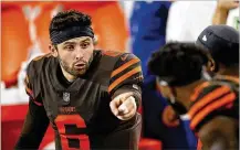  ?? JOE ROBBINS / GETTY IMAGES ?? Browns quarterbac­k Baker Mayfield talks with teammates in the third quarter of Thursday’s come-from-behind win over the Jets in Cleveland.