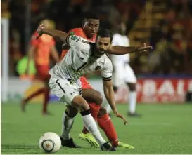  ?? ?? Fabrizio Ramírez y Allan Cruz disputaron con todo los balones.